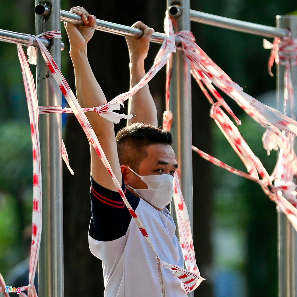 Theo khuyến cáo từ Bộ Y tế, tập thể dục là điều cần thiết để nâng cao sức khỏe. Nhưng trong thời điểm này, người dân có thể tập thể dục tại nhà thay bằng việc đến những khu vực công cộng tập trung đông người, tiềm ẩn nguy cơ lây nhiễm dịch bệnh.