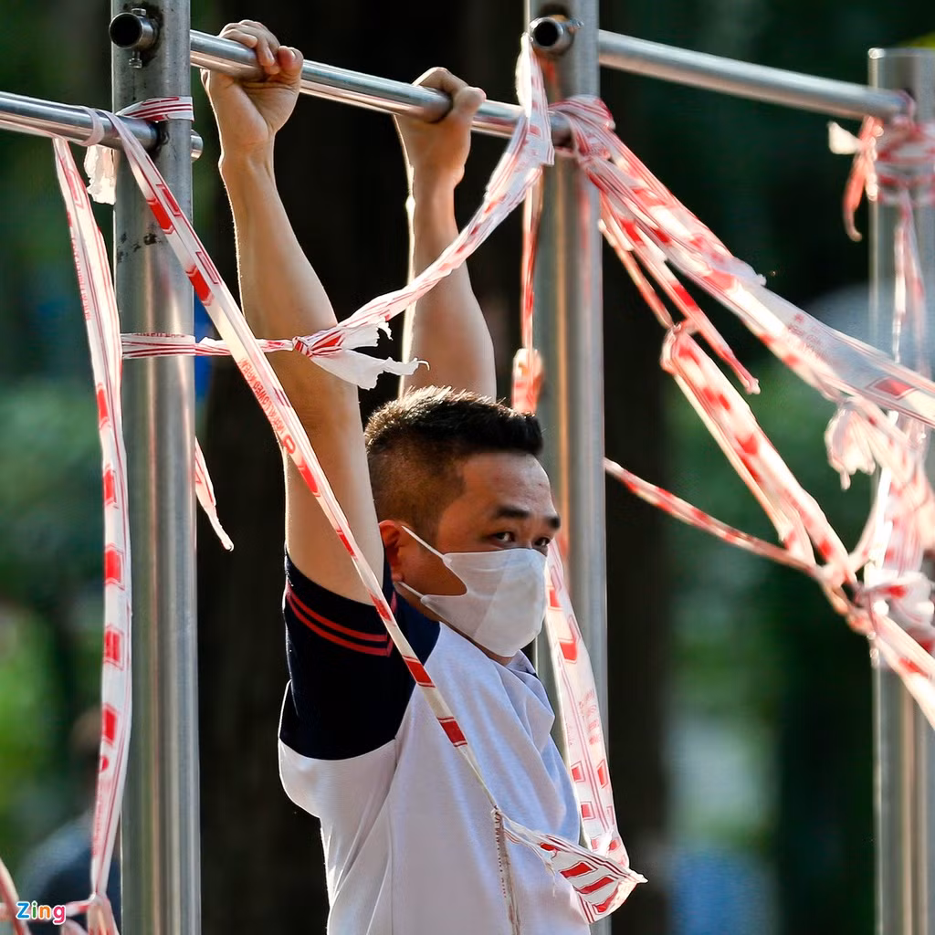 Theo khuyến cáo từ Bộ Y tế, tập thể dục là điều cần thiết để nâng cao sức khỏe. Nhưng trong thời điểm này, người dân có thể tập thể dục tại nhà thay bằng việc đến những khu vực công cộng tập trung đông người, tiềm ẩn nguy cơ lây nhiễm dịch bệnh.