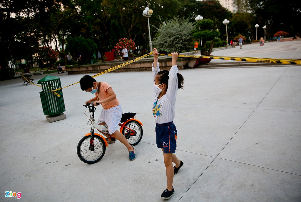 Không chỉ người lớn mà cả trẻ em cũng được dẫn tới đây để vui chơi.