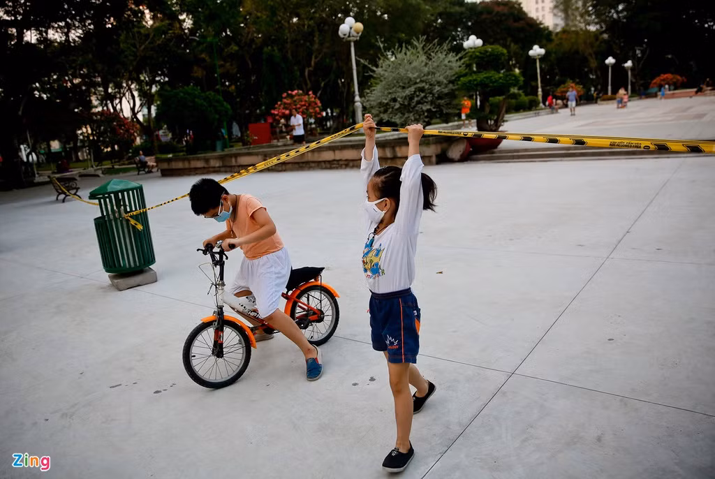 Không chỉ người lớn mà cả trẻ em cũng được dẫn tới đây để vui chơi.