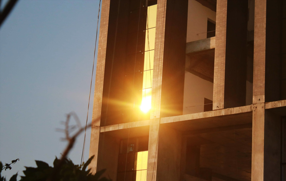 Vừa qua, Chủ tịch UBND thành phố Đà Nẵng đã có công văn gửi Sở Xây dựng và UBND quận Hải Châu về việc xử lý sai phạm tại các công trình xây dựng lắp đặt hạng mục kính vàng phản quang sai phép, báo cáo trong tháng 5/2020. Ảnh: Lao động.