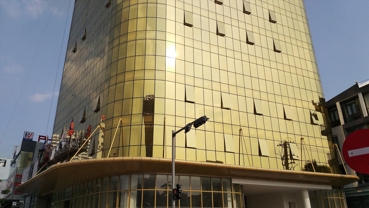 Tuy nhiên, sau khi hoàn thiện việc lắp đặp, phía ngân hàng SHB nhận được phản ánh của người dân, các cơ quan thông tấn báo chí, và đề xuất phối hợp với các cơ quan liên quan khắc phục từ ngày 15/5/2020 đến ngày 20/5/2020 (nếu được Sở Xây dựng Tp Đà Nẵng và UBND quận Hải Châu cho phép). Ảnh: Lao động.