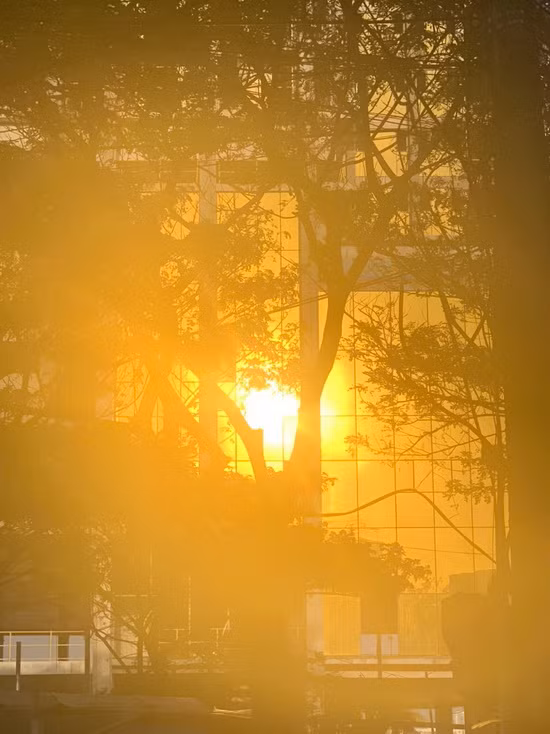 Theo VTCNews, Công ty cổ phần PAVNC (chủ đầu tư tòa nhà Risemount Apartment Đà Nẵng) cho biết, hiện đơn vị đã lên phương án tính toán để có biện pháp hợp lý nhằm hạn chế đến mức thấp nhất ảnh hưởng do hệ thống kính này gây ra cho các hộ dân trong khu vực. Ảnh: Kinhtedothi.