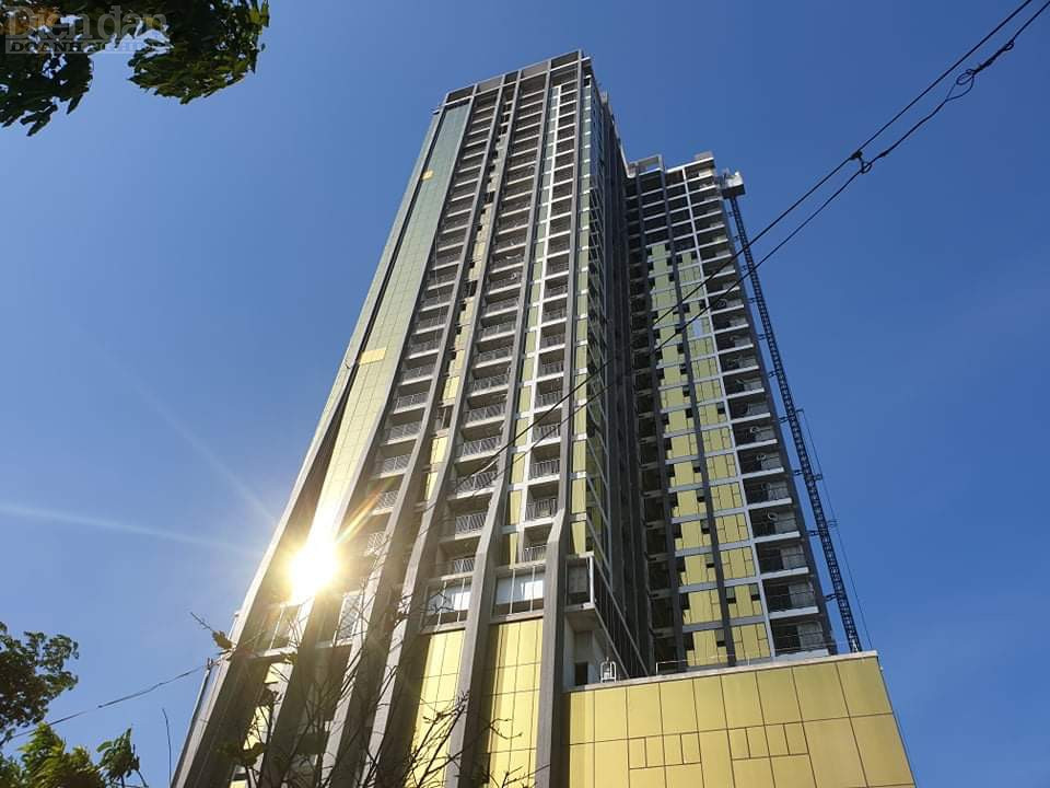 Không kém cạnh với toà nhà SHB Đà Nẵng là tòa nhà Risemount Apartment Đà Nẵng trên đường Như Nguyệt cũng dùng kính phản quang màu vàng gây chói mắt. Ảnh: Diễn đàn Doanh nghiệp.