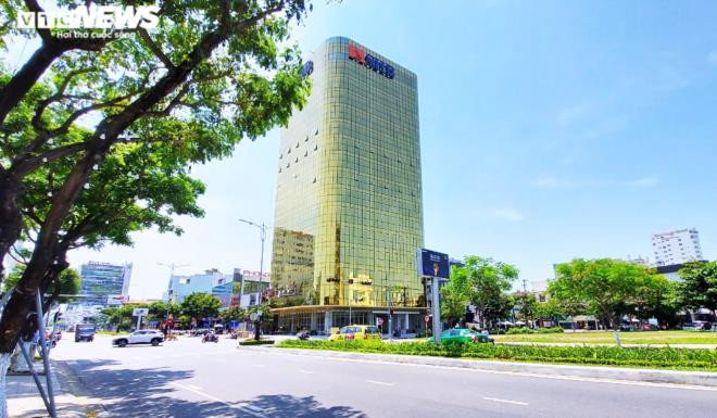 Tòa nhà Trung tâm thương mại và văn phòng dịch vụ SHB Đà Nẵng do Ngân hàng SHB làm chủ đầu tư, cao 15 tầng, được ốp kính vàng phủ kín 3 mặt. Ảnh: VTC.
