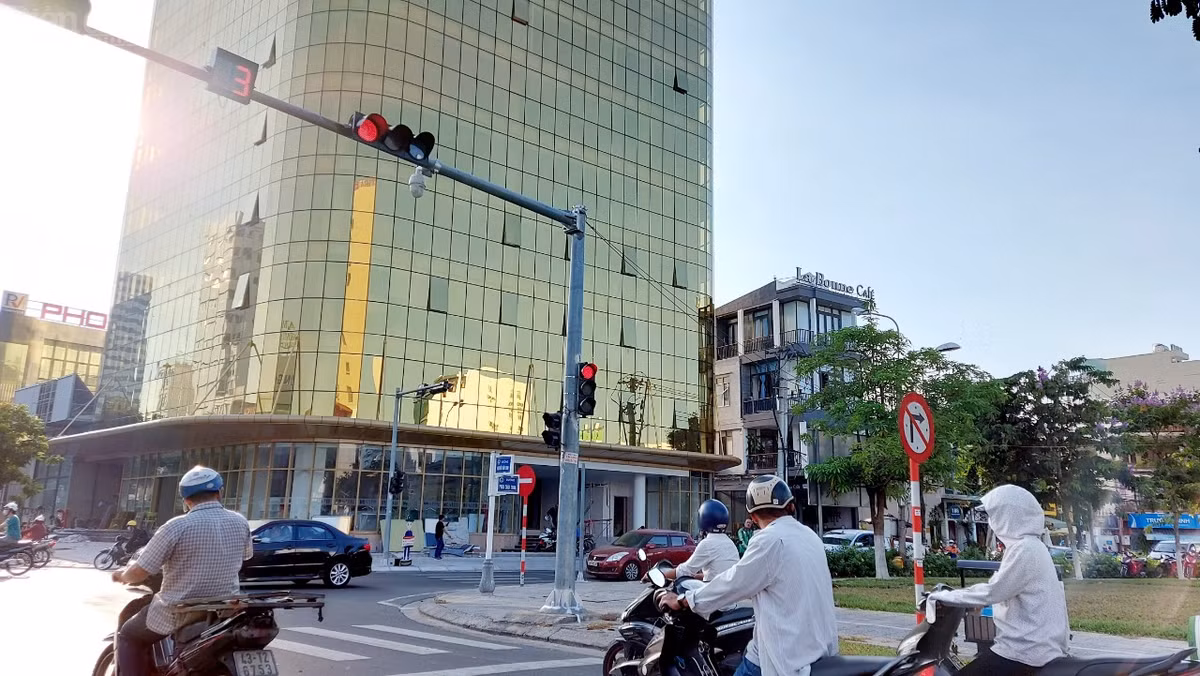 Theo Diễn đàn Doanh nghiệp, chủ đầu tư SHB công trình tòa cao ốc “dát vàng” gây chói mắt khẳng định mong muốn tạo được điểm nhấn, đóng góp vào cảnh quan kiến trúc của Tp Đà Nẵng nên đã lựa chọn phương án hoàn thiện mặt ngoài bằng kính màu phản quang. Ảnh: Diễn đàn Doanh nghiệp.