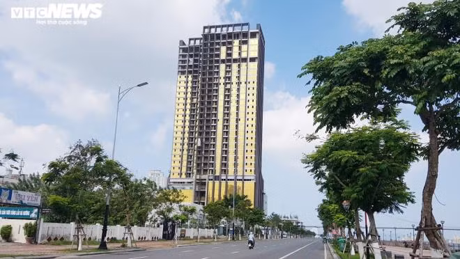 Hai công trình đang gây ồn ào tại Đà Nẵng là Trung tâm thương mại và văn phòng dịch vụ SHB Đà Nẵng, đường Nguyễn Văn Linh và tòa nhà Risemount Apartment Đà Nẵng (tên thương mại P.A Tower), đường Như Nguyệt, Q.Hải Châu. Ảnh: VTC.
