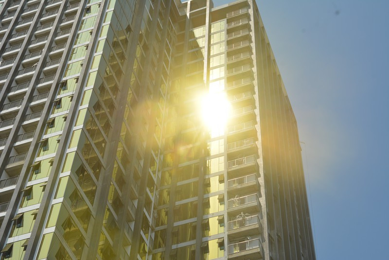 Mới đây, dư luận TP Đà Nẵng dấy lên bức xúc khi đã đến mùa nắng nóng song những tòa nhà dát vàng ốp kính phản quang liên tục gây nhức mắt người dân chưa được khắc phục. Ảnh: VNM