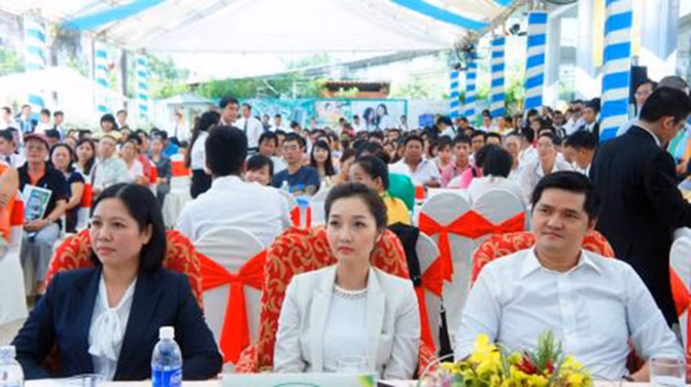 Nguyễn Ngọc Huyền My cũng là cổ đông lớn thứ hai, sau bà Như Loan tại QCGL với gần 39,4 triệu cổ phần, tương đương 14,3% vốn.