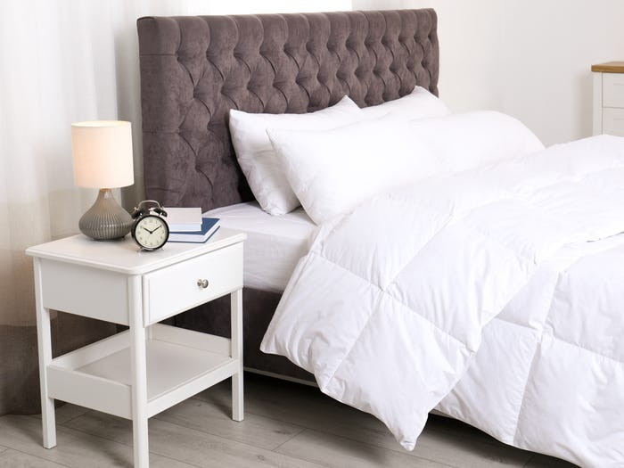 Mục tiêu khi thiết kế phòng ngủ là tạo ra một không gian yên bình cho bạn cảm giác thoải mái. Theo đó, hãy loại bỏ những thứ lộn xộn khỏi tủ đầu giường bởi chúng có thể khiến bạn khó ngủ.