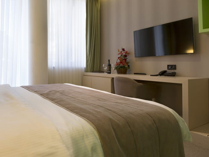 Việc trang bị ti vi hoặc hệ thống giải trí trong phòng ngủ có thể gây ra sự rối mắt, trằn trọc và khó ngủ. Theo các chuyên gia, ti vi nên đặt trong phòng khách. Nguồn ảnh: Business Insider. Video: Gợi ý nội thất thông minh cho căn hộ nhỏ. Nguồn: VTC1