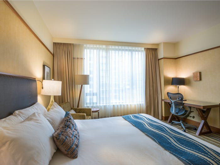 Theo các chuyên gia nội thất, bàn, báo cáo, danh sách việc cần làm thuộc về nơi khác, không phải phòng ngủ. Phòng ngủ phải là không gian để thư giãn, nạp năng lượng và xả hơ.