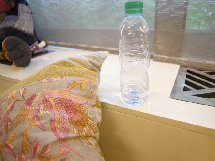 Để bát đĩa, chai nước và giấy gói đồ ăn nhanh tích tụ trên tủ đầu giường và tủ quần áo không phải là thói quen tốt. Dấu vết của thức ăn không chỉ gây ra mùi hôi và nguy hiểm cho sức khỏe mà còn khiến căn phòng trông bừa bộn hơn.