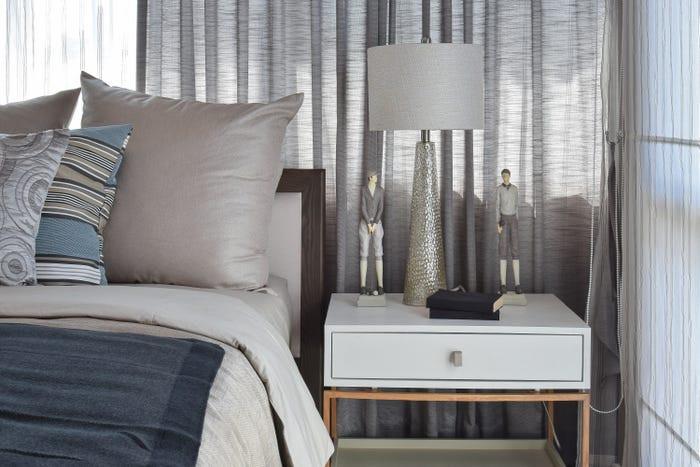 Để giải phóng thêm không gian ở khu vực đầu giường, hãy thay thế đèn bàn trên tủ đầu giường bằng đèn treo tường, vừa tạo ra phong cách cho không gian, đồng thời tăng thêm ánh sáng.