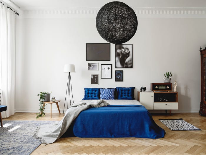 Người Mỹ thường tạo điểm nhấn trên tường với các câu danh ngôn. Tuy nhiên, những câu danh ngôn sẽ khiến khách không tập vào những điểm nhấn thiết kế trong nhà. Tốt nhất, nên giữ những bức tường đơn giản bằng cách chỉ treo một vài bức ảnh, gương hoặc những bức ảnh gia đình.