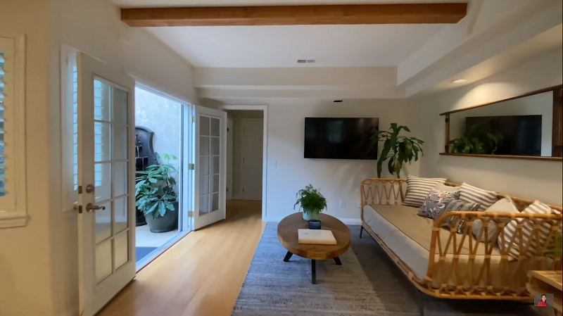 Phòng khách được thiết kế lại để có không gian rộng rãi.