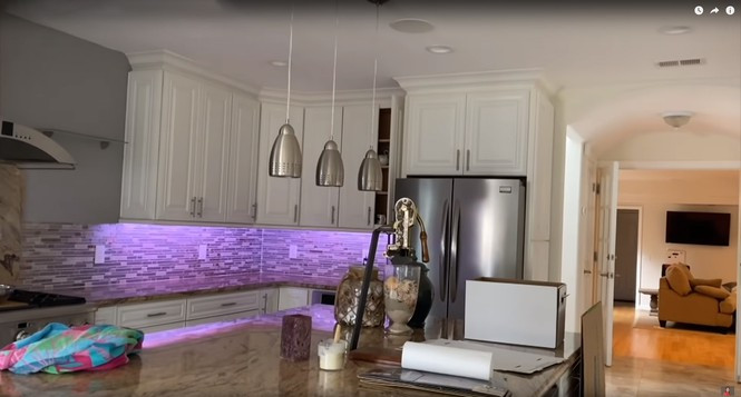 Khu bếp rộng rãi chính là nơi nữ MC yếu thích nhất trong nhà.