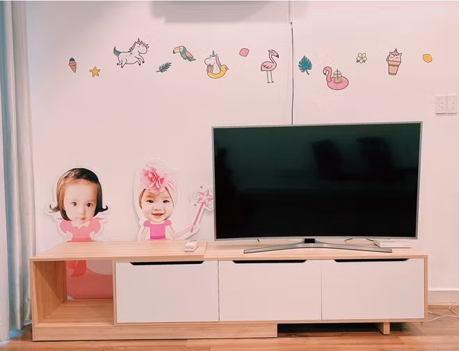 Ngôi nhà được thiết kế theo phong cách hiện đại với ba gam màu chính là trắng, hồng và đen. Ảnh: Zing.