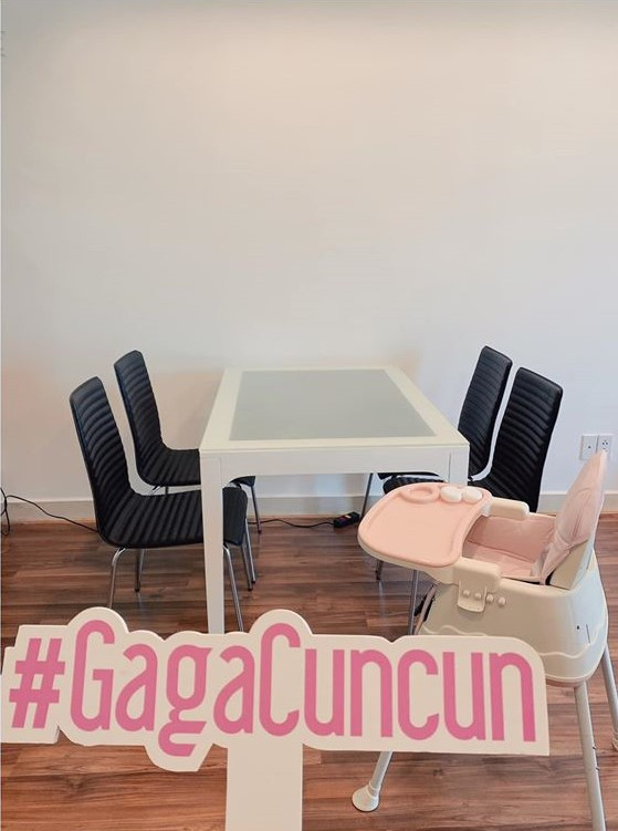 Hoài Lâm và Bảo Ngọc bắt đầu chuyện tình cảm từ năm 2011, nhưng phải đến năm 2016, nam ca sĩ mới chính thức công khai bạn gái. Ảnh: FBNV. Video: Kiến trúc hiện đại cho ngôi nhà liền kề. Nguồn: VTC1.