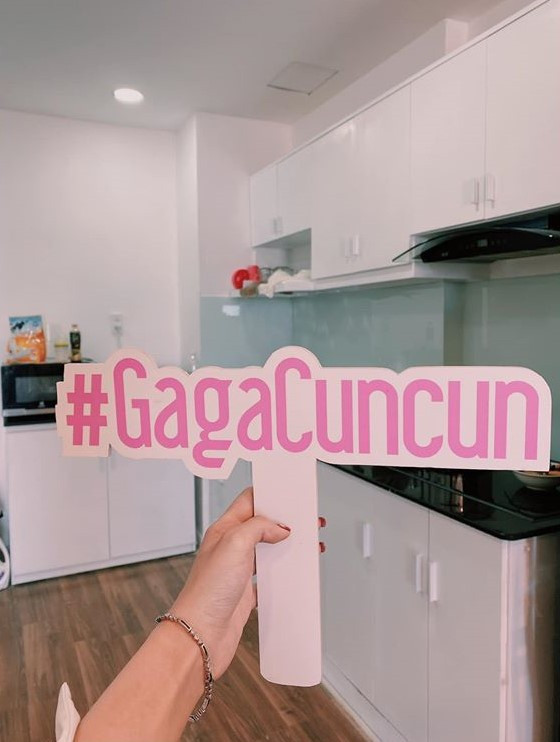 Phòng bếp gọn gàng, nổi bật với gam màu trắng. Ảnh: FBNV.