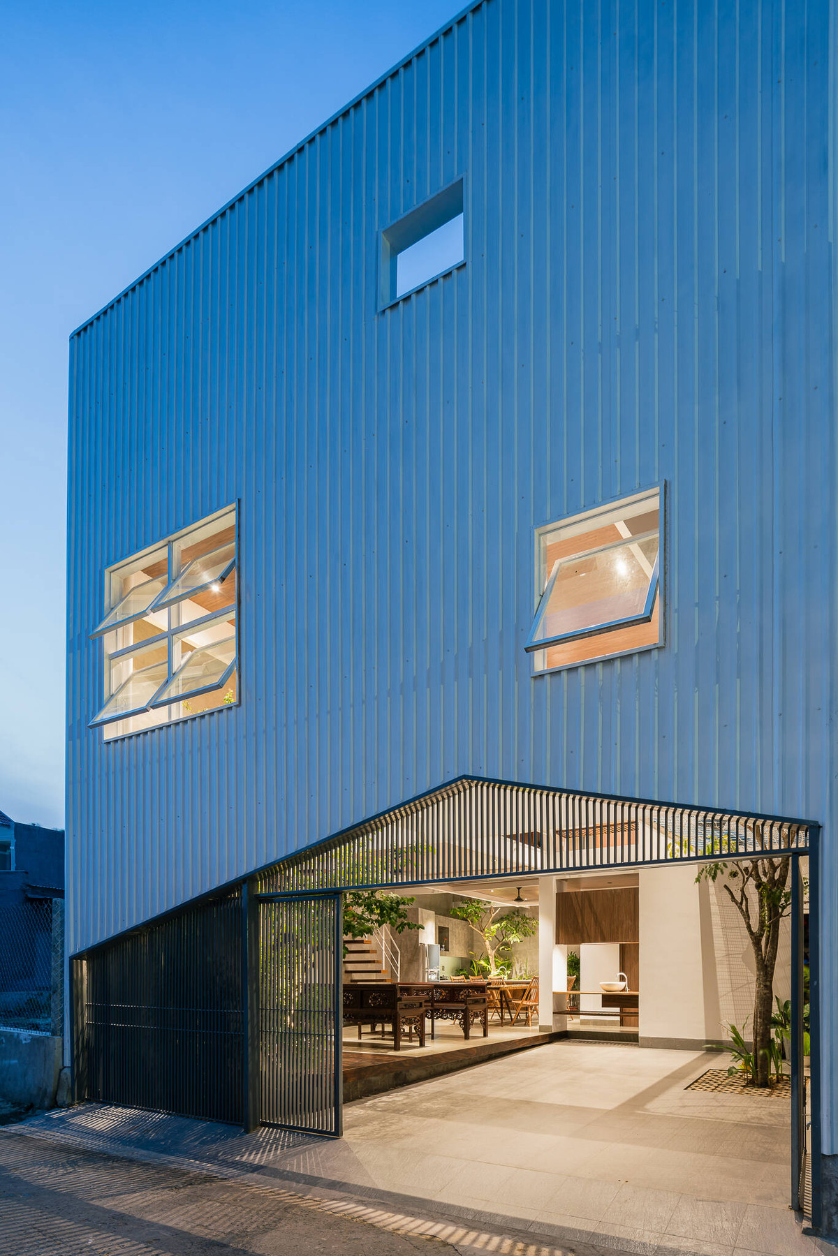 Cửa sổ lật - mở cùng hệ cửa ra vào bằng song sắt giúp không gian sống luôn được thông gió và đón sáng.