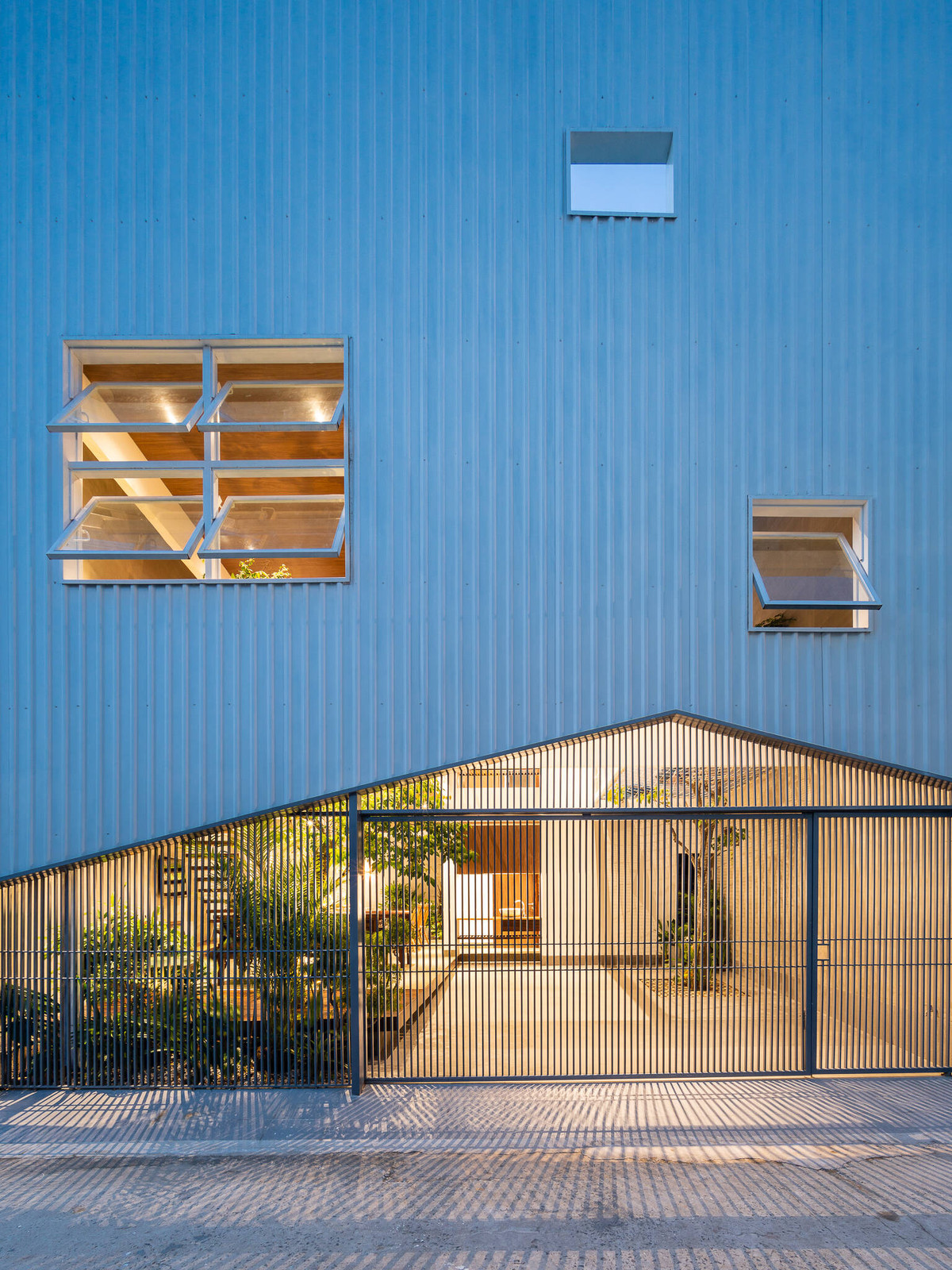 Không chỉ giúp tiết kiệm chi phí, việc sử dụng vật liệu cũng phần nào thể hiện được tính cách mạnh mẽ, quyết đoán của gia chủ.