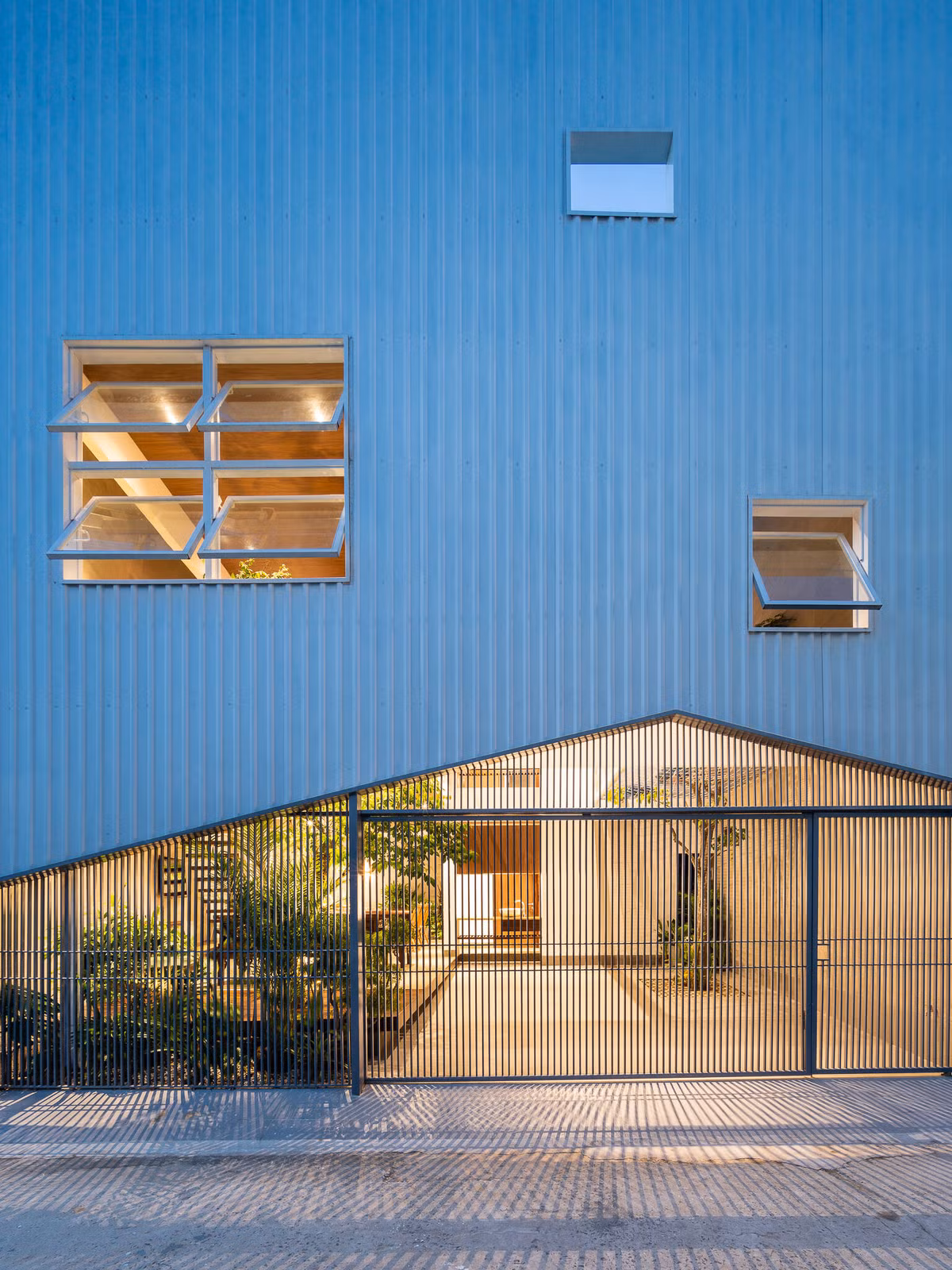 Không chỉ giúp tiết kiệm chi phí, việc sử dụng vật liệu cũng phần nào thể hiện được tính cách mạnh mẽ, quyết đoán của gia chủ.