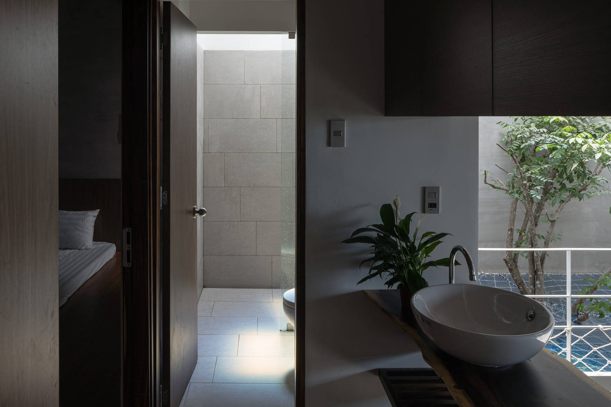 Phòng tắm phía bên trong cũng tràn ngập ánh sáng.