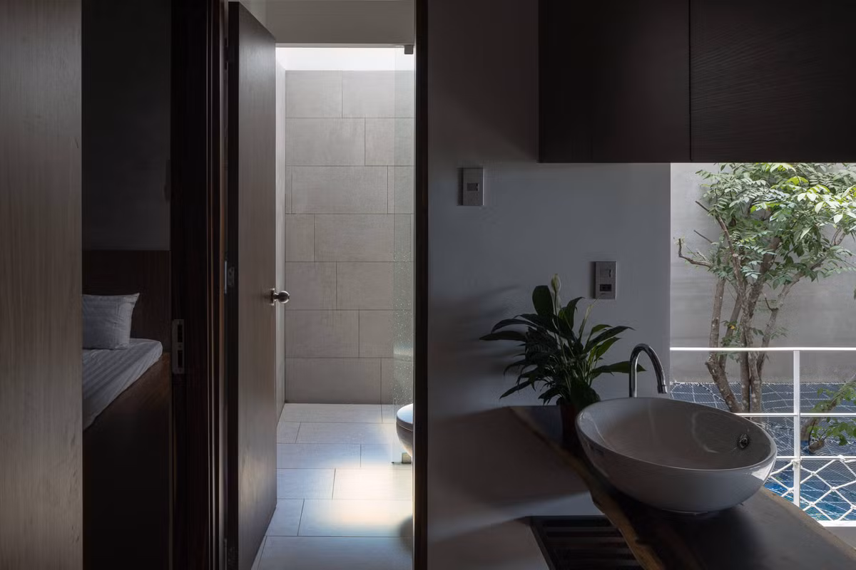 Phòng tắm phía bên trong cũng tràn ngập ánh sáng.