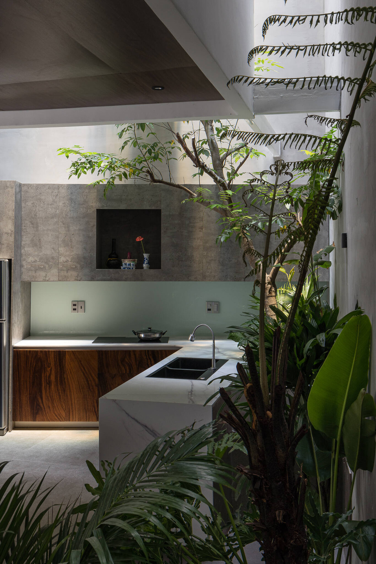 Nhà bếp thoáng đãng, sáng sủa hơn do nhận được ánh sáng từ các khoảng giếng trời.