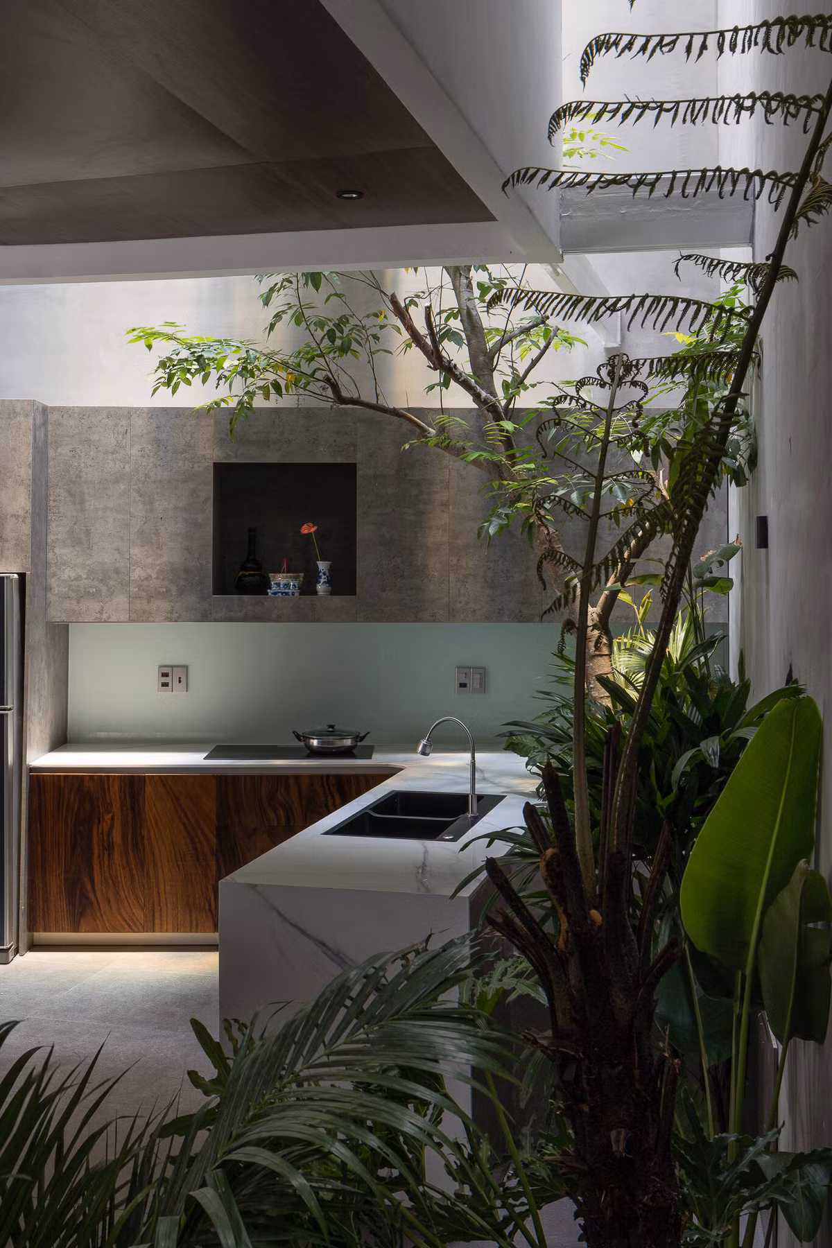 Nhà bếp thoáng đãng, sáng sủa hơn do nhận được ánh sáng từ các khoảng giếng trời.