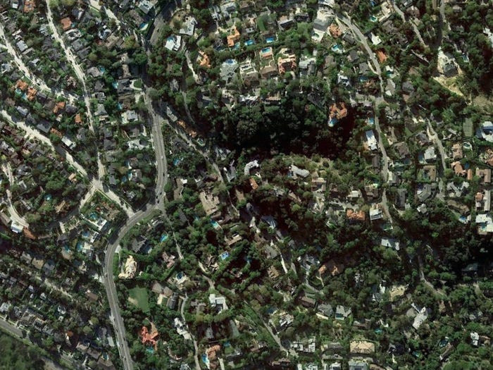 Tháng 7/2015, Musk mua một biệt thự khác ở Los Angeles với giá 4,3 triệu USD.