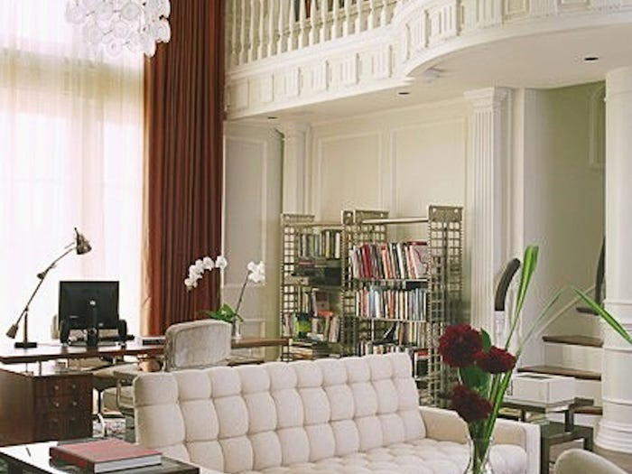 Biệt thự rộng 1.881m2, có tổng cộng 7 phòng ngủ và một thư viện hai tầng.