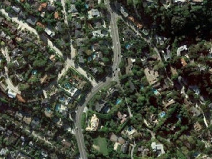 Hai năm sau, Musk thông báo mua thêm một biệt thự khác bên cạnh những căn biệt thự ông vừa mua. Bất động sản bao gồm một ngôi nhà hai tầng với kiểu kiến trúc thuộc địa được xây dựng với mặt tiền bằng gạch trắng - ước tính trị giá 4,2 triệu USD.