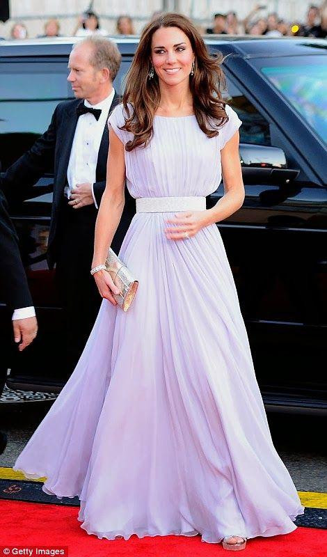 Vì tuân thủ quy định diện đồ chặt chẽ của hoàng gia, công nương Kate không khi nào xuất hiện với những bộ cánh bó sát cơ thể.