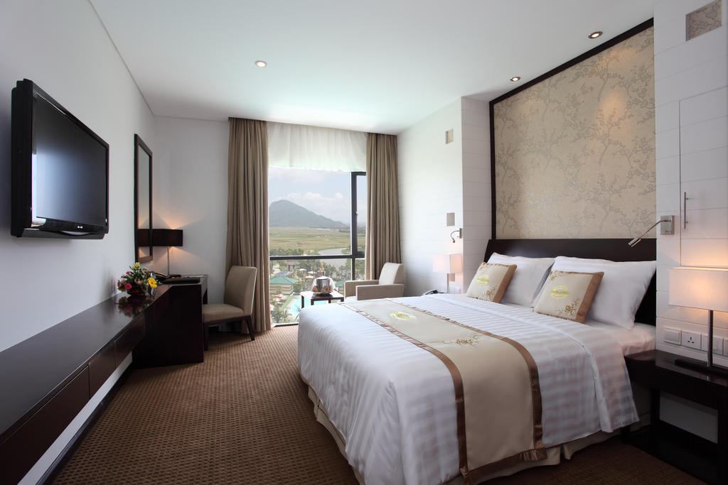 Các phòng đều có ban công lớn, ngắm cảnh bên ngoài thành phố.