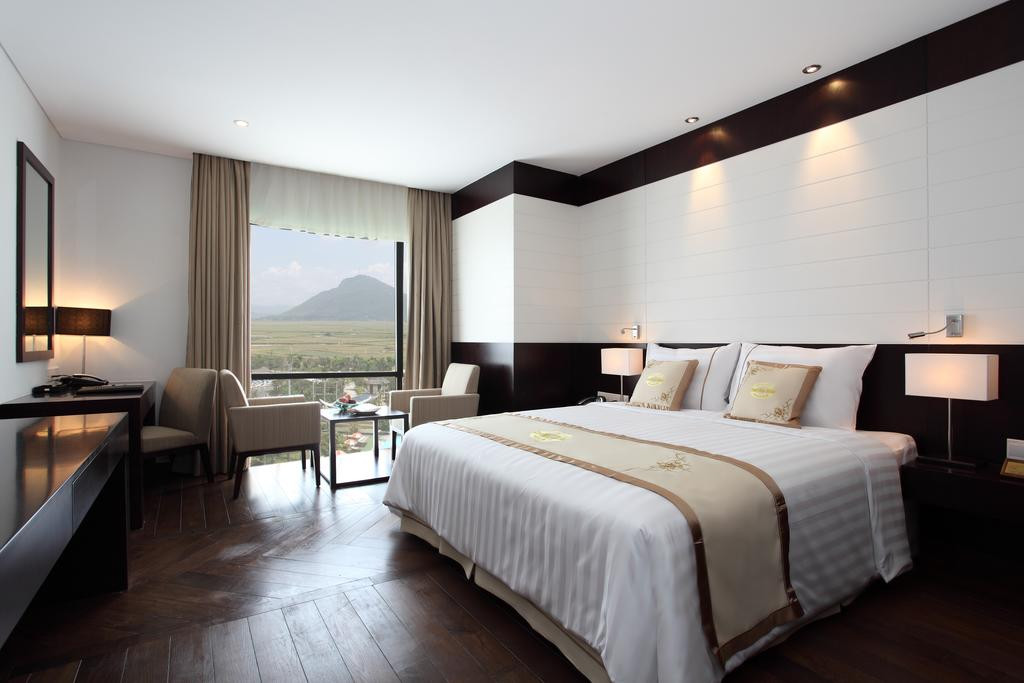 Phòng được trang trí theo tông màu trắng nhẹ nhàng với vài nét chấm phá nâu của vải cùng sắc đen của đồ nội thất.