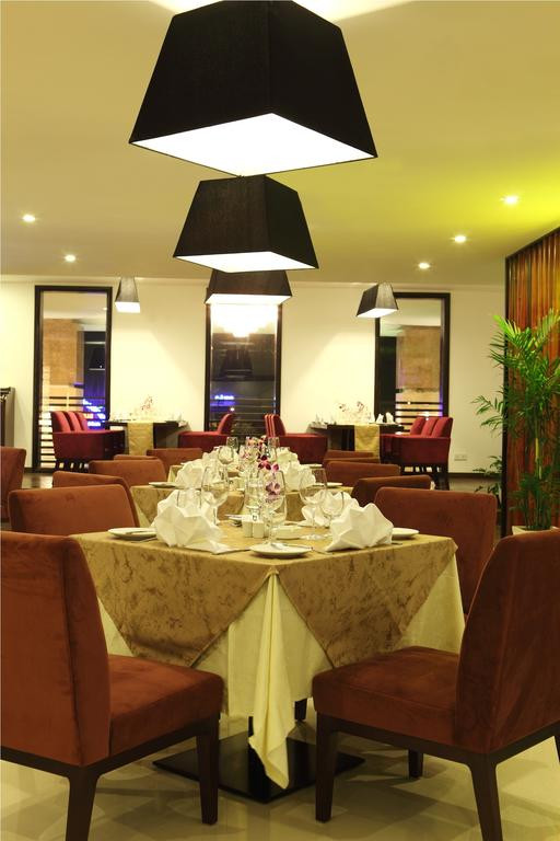 Nhà hàng trong khách sạn phục vụ ăn uống cả ngày với nhiều món ăn quốc tế và kiểu Á. Nguồn ảnh: Booking.