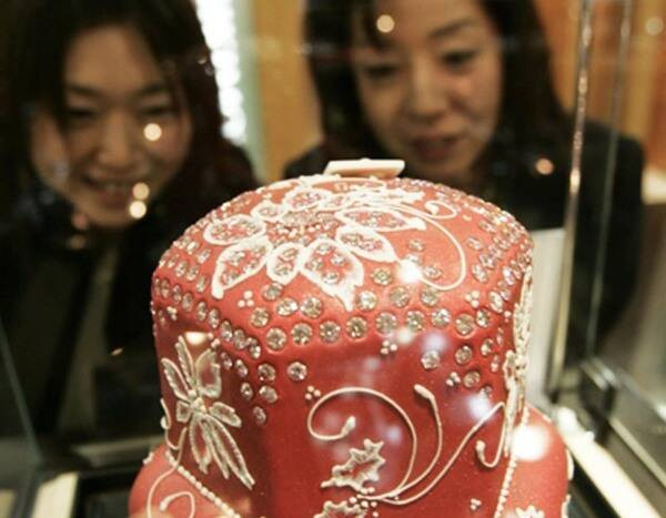 Chiếc bánh đặc biệt là sản phẩm độc đáo của cửa hàng bách hóa Takashimaya ở Tokyo.