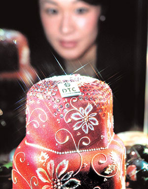 Tuy nhiên, thành phần trong chiếc bánh trái cây kim cương này không được tiết lộ.