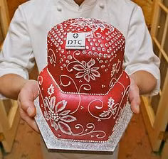 Bánh được đính 233 viên kim cương với tổng trọng lượng 170 carat.