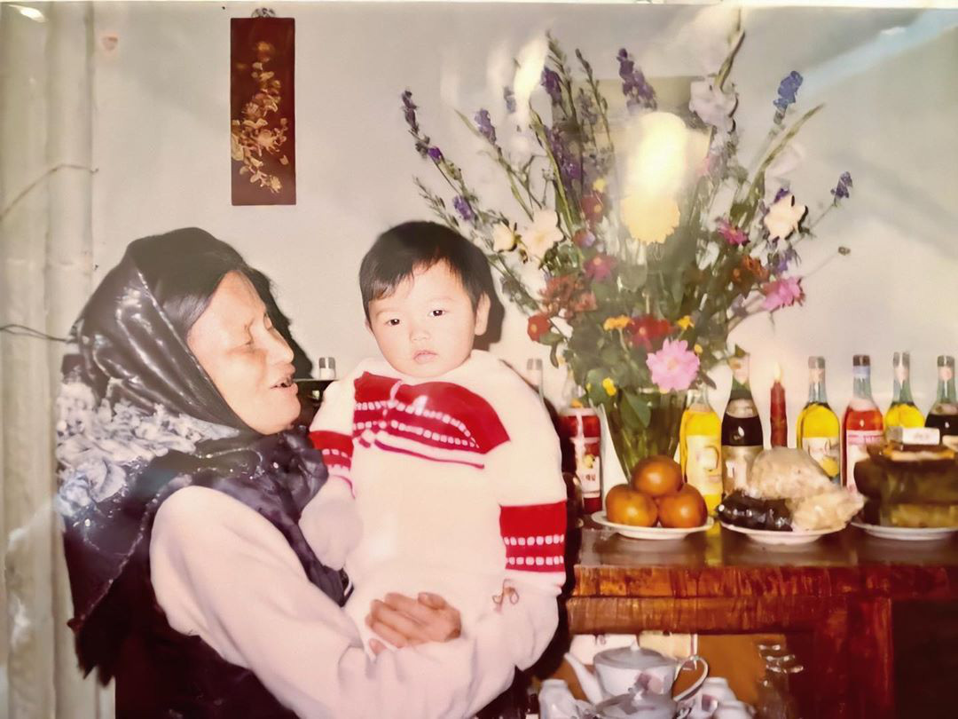 Trước khi có vẻ ngoài rắn rỏi và hơi lạnh lùng như hiện tại, "em bé" Nguyễn Thế Anh (phải) đã vô cùng bụ bẫm. Ảnh: Internet.