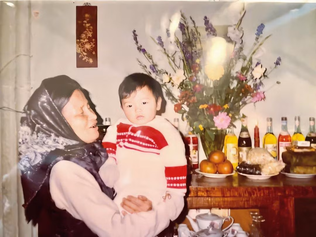 Trước khi có vẻ ngoài rắn rỏi và hơi lạnh lùng như hiện tại, "em bé" Nguyễn Thế Anh (phải) đã vô cùng bụ bẫm. Ảnh: Internet.