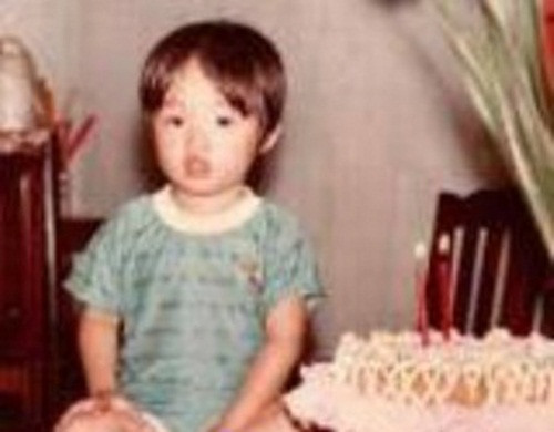 Ít ai biết, hồi nhỏ Cường Đô La sở hữu gương mặt rất đáng yêu. Anh để mái tóc bổ luống, má bầu bĩnh. Ảnh: Ngoisao.