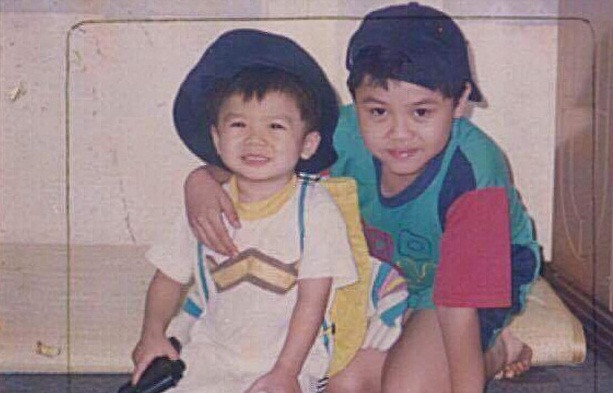 Ngay từ khi còn nhỏ, Phan Thành - Phan Hoàng đã luôn thân thiết. Không khó để nhận thấy đường nét trên gương mặt của cả 2 anh em gần như y nguyên. Ảnh: FBNV.