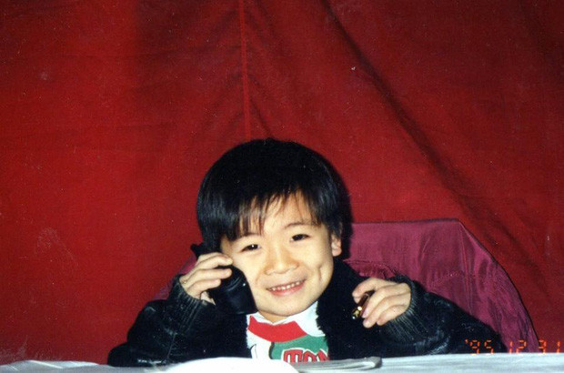 Hồi nhỏ, Quang Vinh đã sở hữu nụ cười rạng rỡ với lúm đồng tiền siêu đáng yêu. Ảnh: Internet.