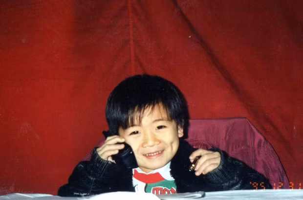 Hồi nhỏ, Quang Vinh đã sở hữu nụ cười rạng rỡ với lúm đồng tiền siêu đáng yêu. Ảnh: Internet.