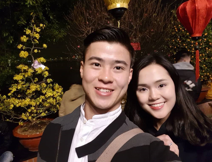 Đây không phải là lần đầu tiên trung vệ Duy Mạnh khiến các fan ngưỡng mộ với độ chịu chi. Trong 4 năm yêu nhau, chàng cầu thủ sinh năm 1996 thường xuyên tặng hàng hiệu đắt đỏ cho Quỳnh Anh.