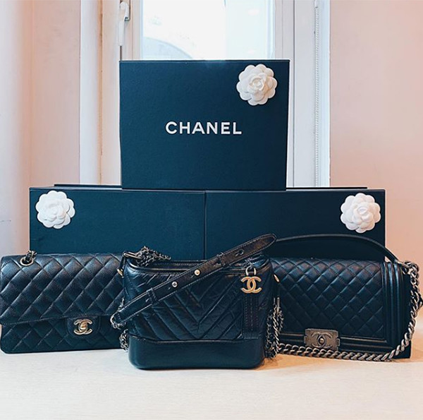 Trước đó không lâu, anh chàng cũng khiến fan nữ đua nhau ghen tỵ khi mua cho bạn gái chiếc Chanel Boy có giá khoảng 80 triệu đồng.