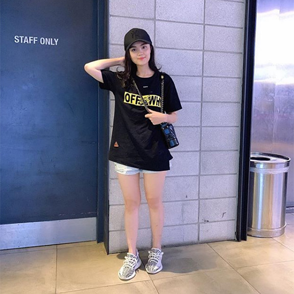 Áo phông Off White Quỳnh Anh mặc cũng là món quà từ Duy Mạnh.